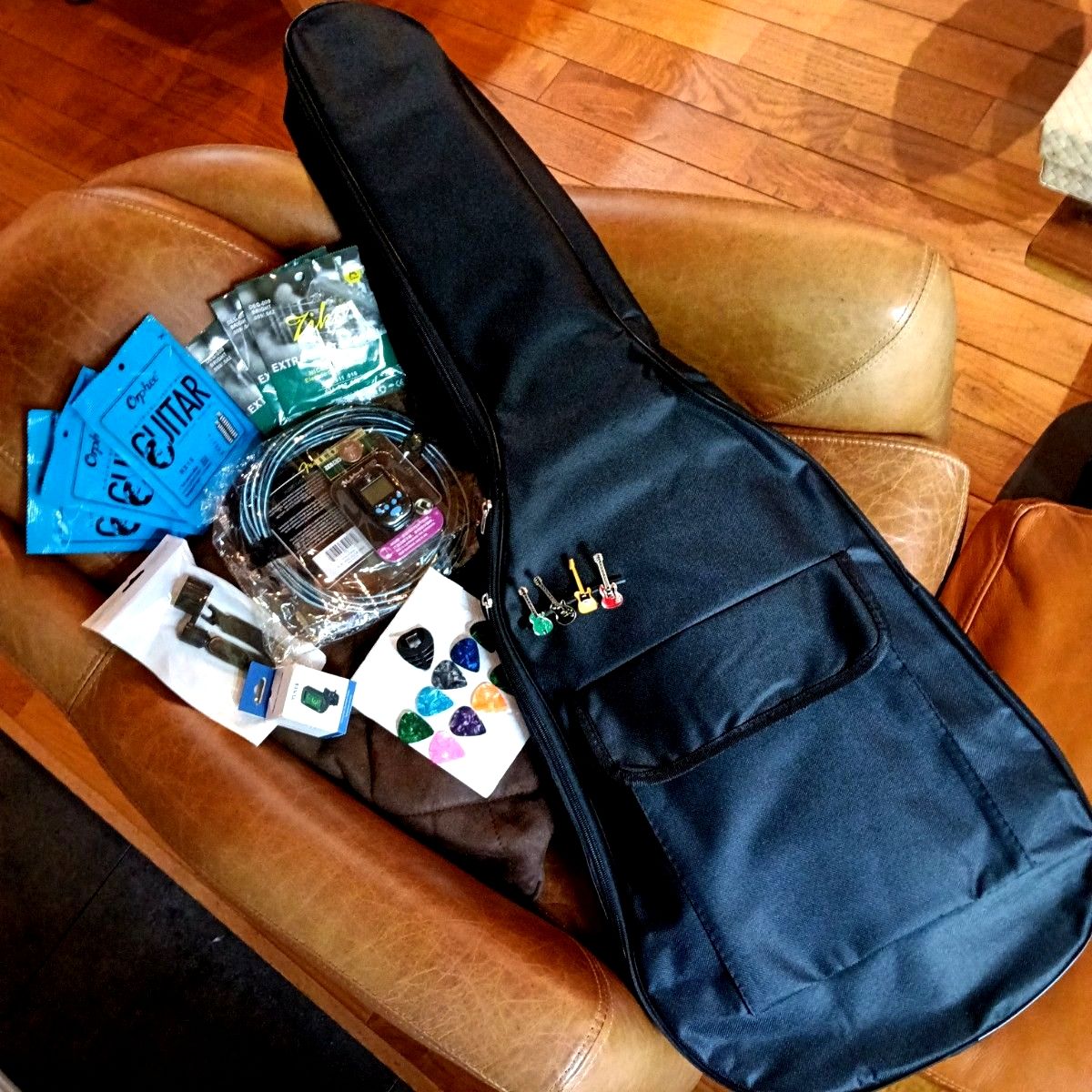 New set: soft case, 6 sets of strings, tuner, metronome, cables, and more